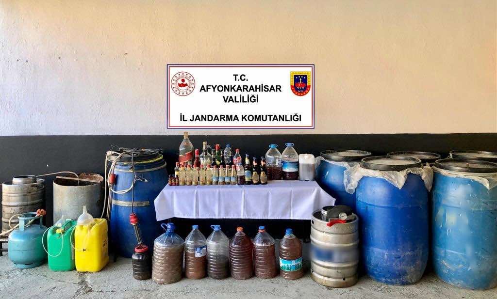 Afyonkarahisar'da sahte alkol operasyonu: Evlerde çeşitli malzemelere el konuldu