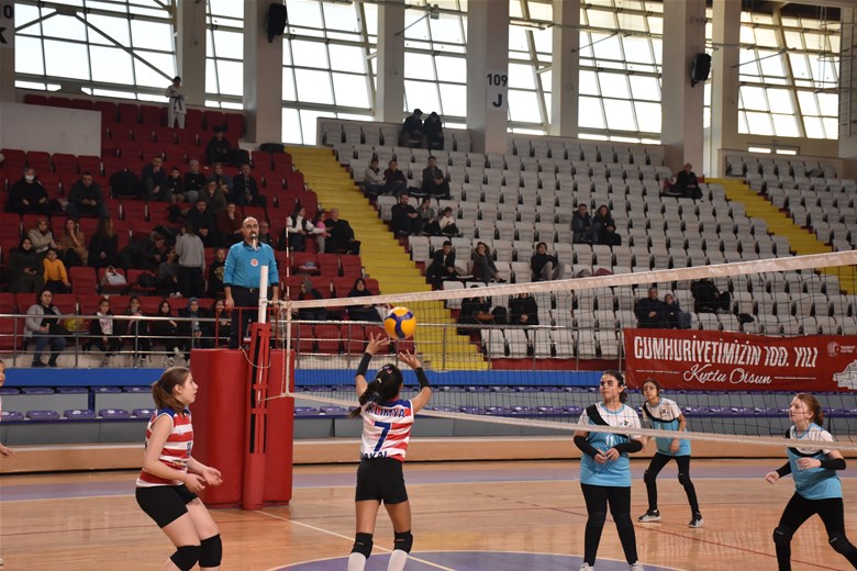 Afyonkarahisar'da Kulüpler Arası Voleybol Müsabakaları Başladı