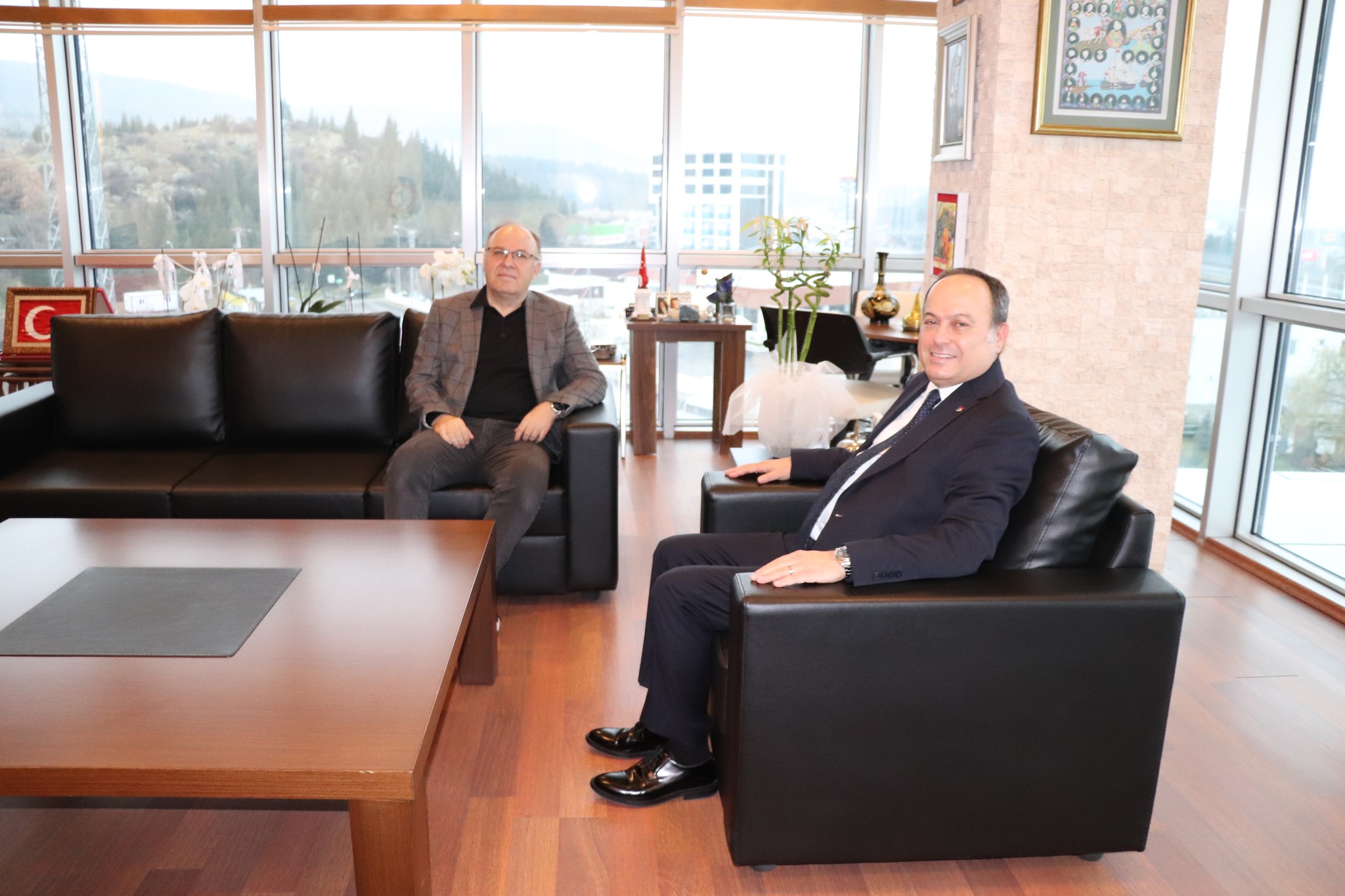 Eski Afyonkarahisar Valisi Mustafa Tutulmaz, ATSO'yu ziyaret etti, iş birliği hedefleri paylaşıldı.