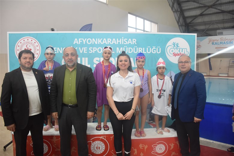 Afyonkarahisar Yarı Olimpik Yüzme Havuzunda Düzenlenen Okul Sporları Yüzme Müsabakalarında Dereceye Girenler Ödüllerini Aldı