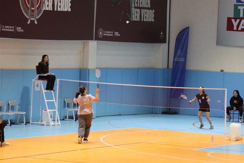 Afyonkarahisar'da Okul Sporları Badminton İl Birincilikleri tamamlandı