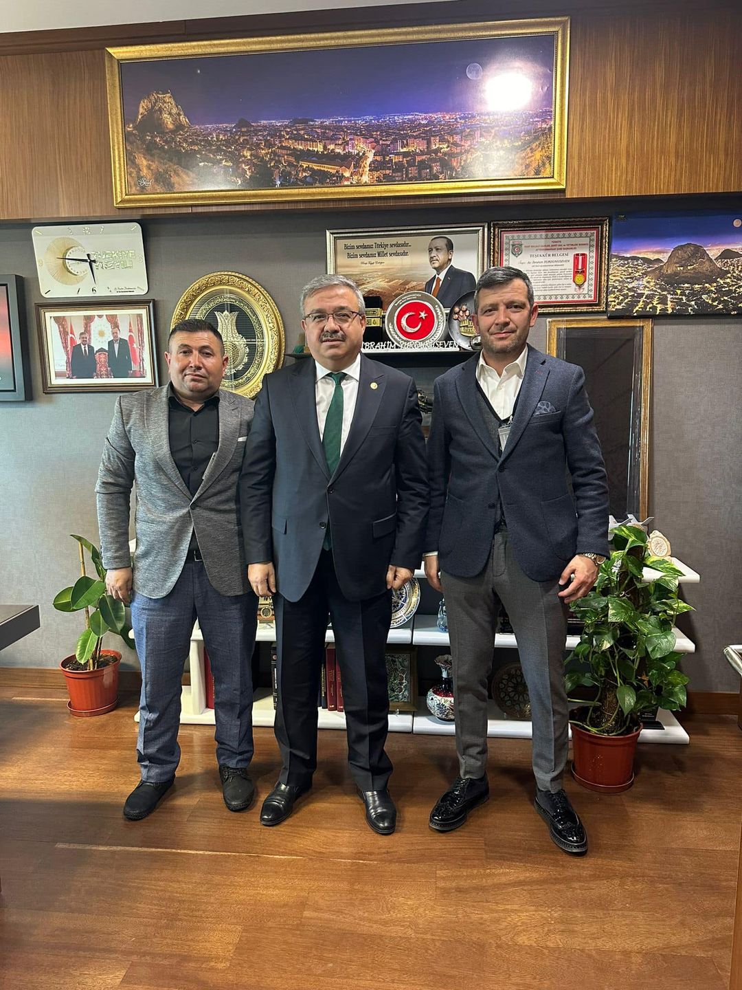 Afyonkarahisar Milletvekili İbrahim Yurdunuseven, Ak Parti Akharım Belde Başkanı ve Yardımcısını TBMM'de ağırladı.