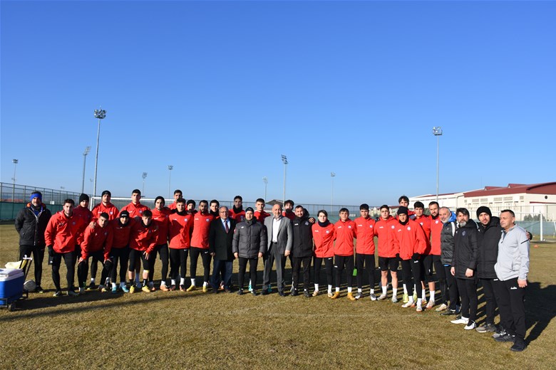 Afyonkarahisar İl Müdürü ve Spor Hizmetleri Müdürü, Hes İlaç Afyon Spor futbol takımının antrenmanlarına katıldı ve futbolculara başarılar diledi.