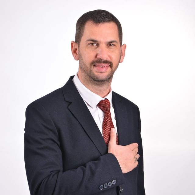 Alper Yağcı, Afyonkarahisar Belediye Başkanlığı seçimlerini kabul etti ve Burcu Köksal'ı tebrik etti.
