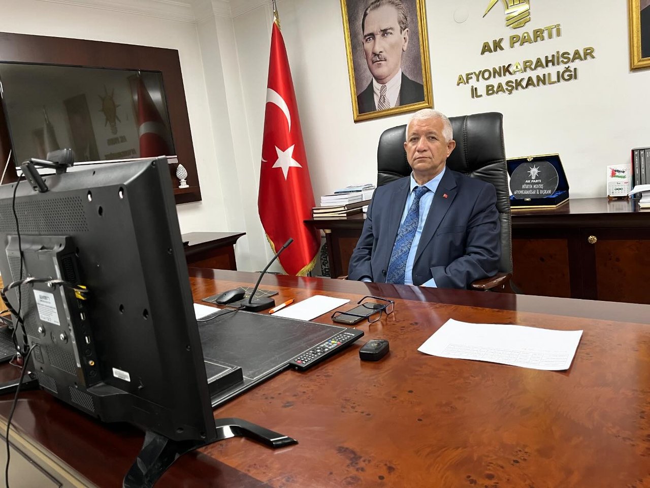 Afyonkarahisar'da AK Parti İl Başkanı Hüseyin Menteş, video konferans ile toplantıya katıldı.