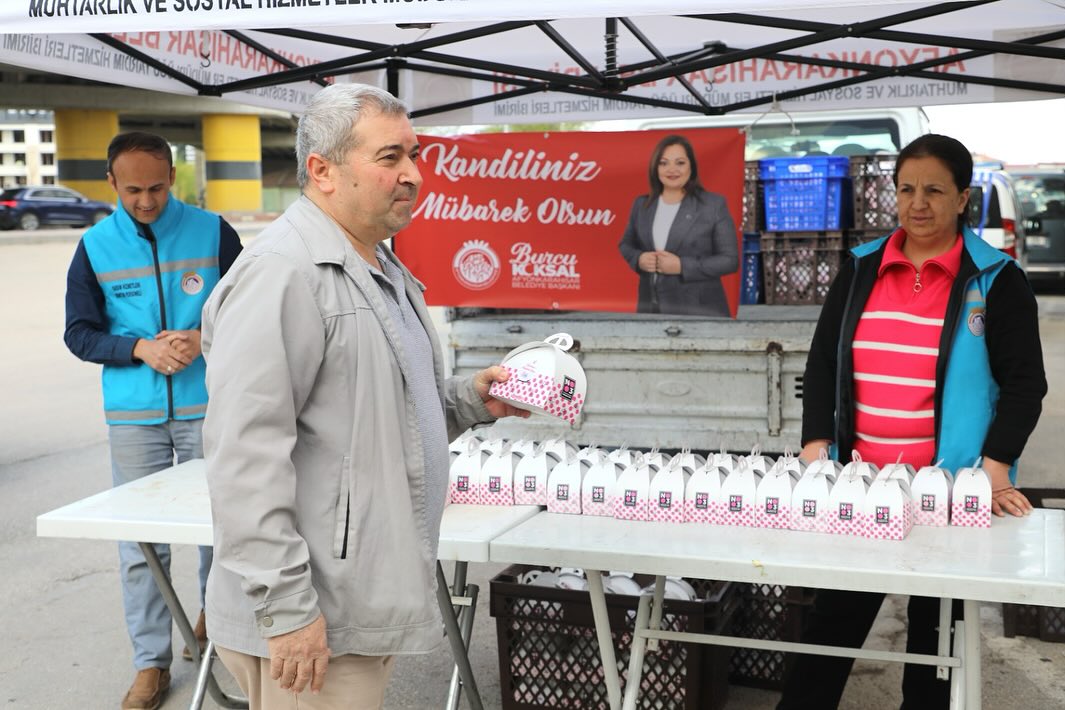 Afyonkarahisar Belediyesi, Kadir Gecesi'nde vatandaşlara tatlı ikram etti.