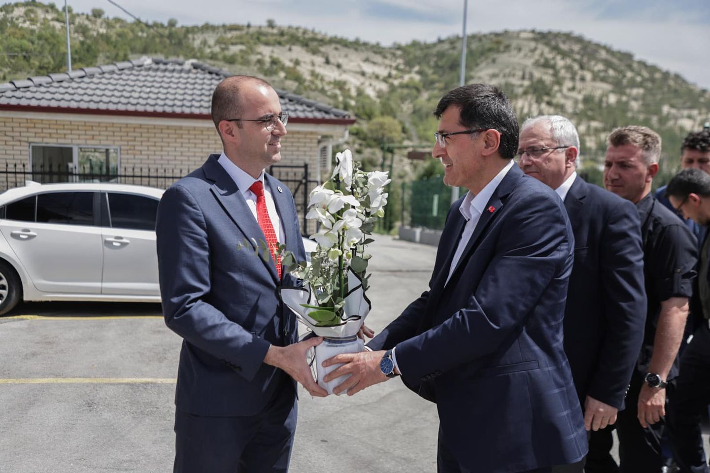 Kütahya'da Belediye Başkanı Sokak Hayvanlarının Refahını Ziyaret Etti